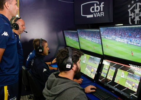 VAR que recomendou expulsão de Vini Jr nega demissão e fala em represália