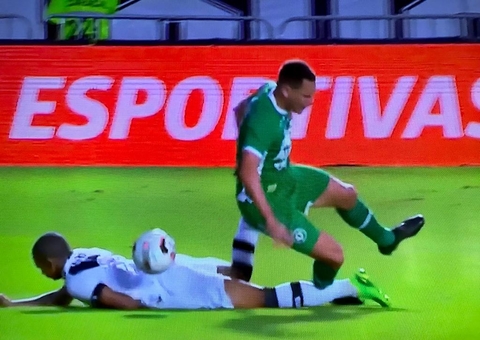 Em retorno de Alex Teixeira, Vasco e Chape ficam no empate em São Januário