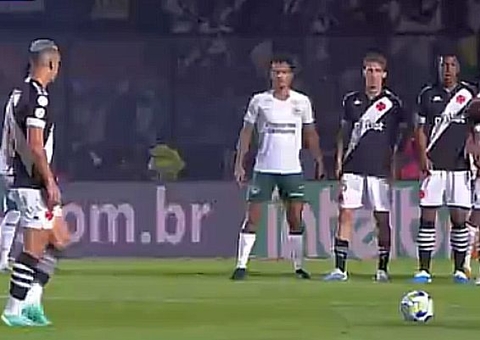 Goiás vence em confronto direto no Z4 e afunda o Vasco no Brasileiro