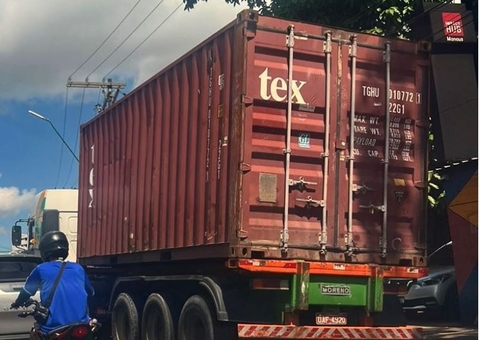 Carreta em pane trava trânsito e causa congestionamento na Av. Efigênio Sales