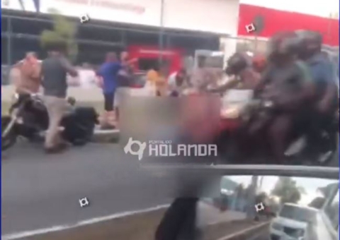 Acidente entre caçamba e moto deixa ferido na Av. Rodrigo Otávio