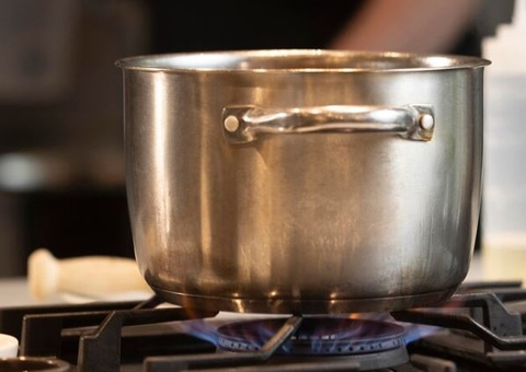 Homem é preso por agredir irmã com panela quente no Amazonas 