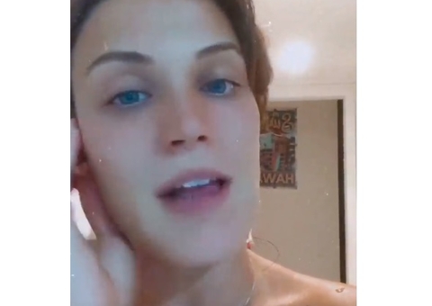 Bianca Bin aparece completamente nua em foto rara e é censurada  