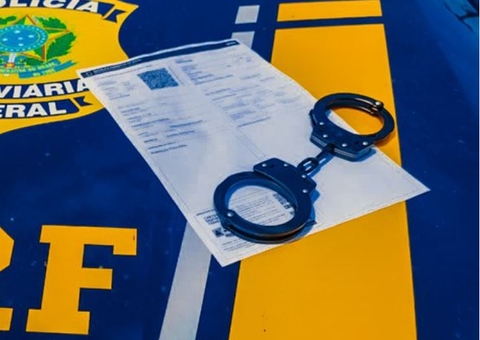 Homem é preso ao tentar resgatar carro de parqueamento com documento falso
