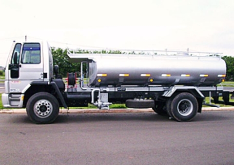 Suspeitos de roubar caminhão com 25 mil litros de combustíveis são presos em Manaus