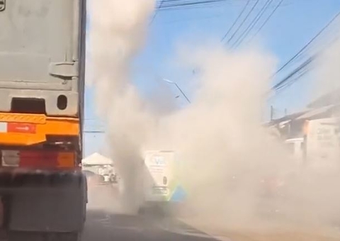Vídeo: Carro pega fogo no meio de avenida e desespera populares em Manaus