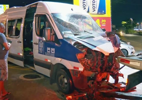 Van desgovernada bate em poste e deixa nove pessoas feridas