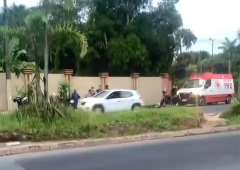 Motociclista morre ao colidir com muro em acidente na Avenida do Turismo