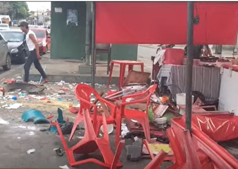 Criminosos em carro invadem e destroem banca de café da manhã em Manaus