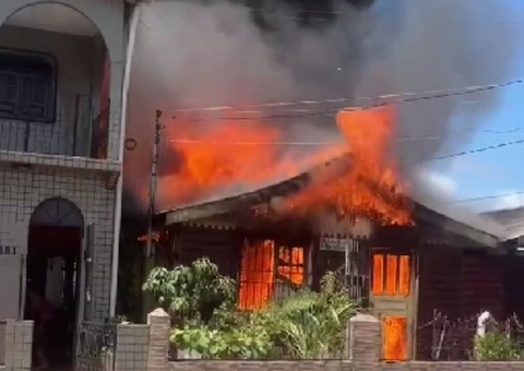 Incêndio destrói casas em Tefé; vídeos