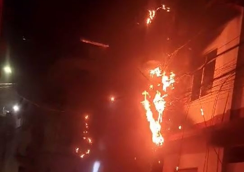 Vídeo: Incêndio em transformadores atinge prédio e desespera moradores no Crespo