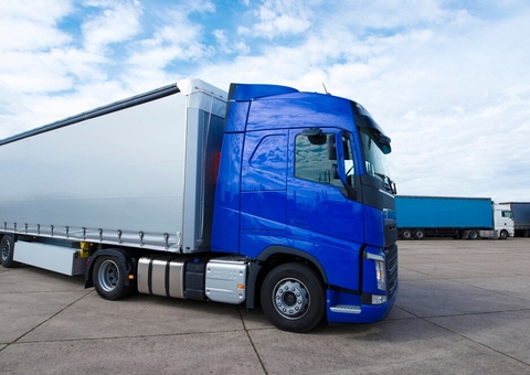 Homem morre ao colidir com contêiner em avenida no Coroado