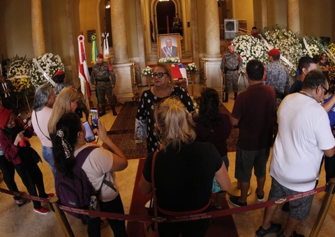 Velório de Amazonino Mendes é fechado para público