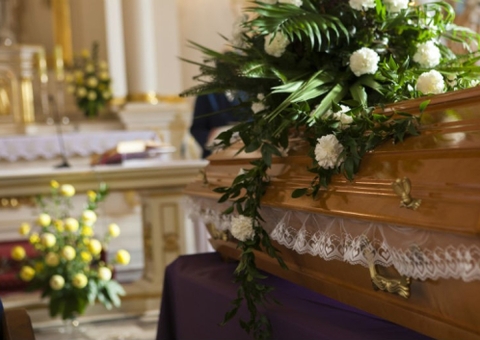 Funerária indenizará mãe de evangélica morta que teve cabelo cortado para velório