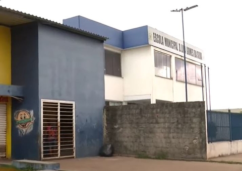 Trancados a cadeado, familiares realizam velório de cantor de forró Romarinho Mec no Amazonas