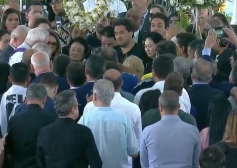 Mais de 150 mil pessoas visitam a Vila Belmiro para dar adeus a Pelé