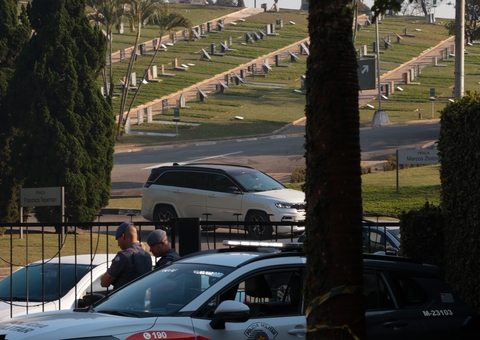 Com a presença da família e amigos, Silvio Santos é sepultado em SP 