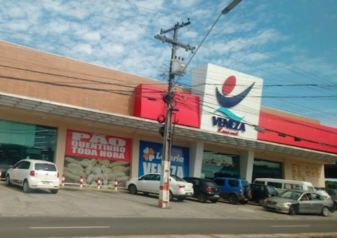 Supermercado Veneza deve indenizar cliente que comprou linguiça estragada 