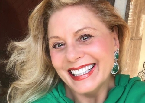 Vera Fischer posa de top e exibe barriga negativa aos 69 anos