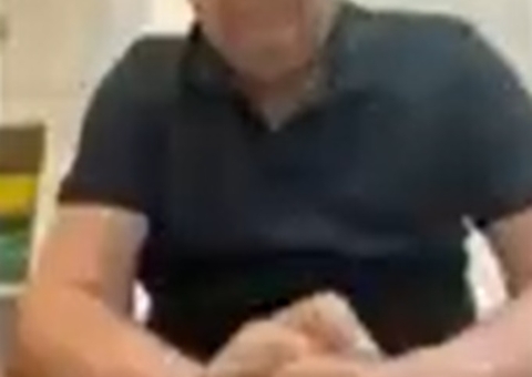 No banheiro?  Vereador aparece sem calças em sessão online da Câmara e viraliza; vídeo 