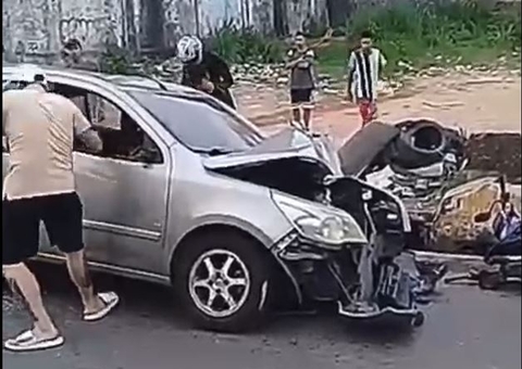 Vídeo: Carro é destruído a pedradas após atropelar motociclista em Manaus