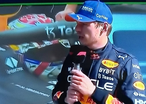 Empurrado pela torcida, Verstappen faz a pole em festa laranja na Holanda