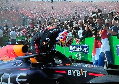 Verstappen lembra 2021, passa Hamilton no final e vence GP dos EUA de F1