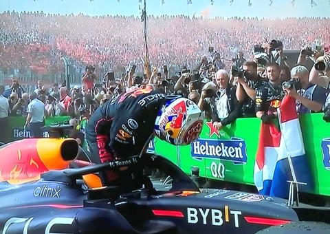 Max Verstappen ultrapassa Hamilton nas voltas finais e vence na Holanda