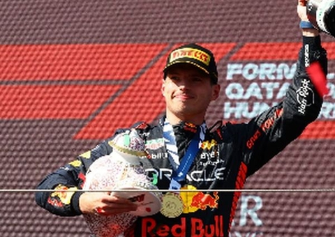 Verstappen faz melhor tempo, mas larga em 6º por punição; Leclerc é pole
