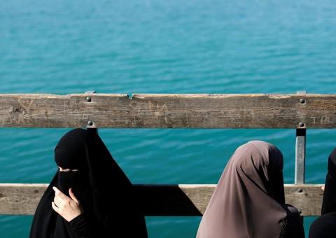 Polícia do Irã vai instalar câmeras para identificar mulheres sem véu