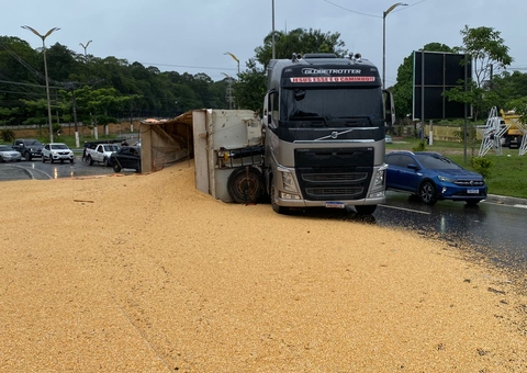 Carreta carregada de milho tomba e interdita parte da Avenida do Turismo