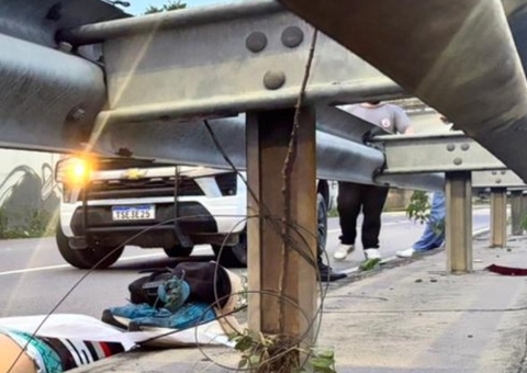 Motociclista 'voa' após colisão e morre preso em fiação elétrica na Av. das Flores