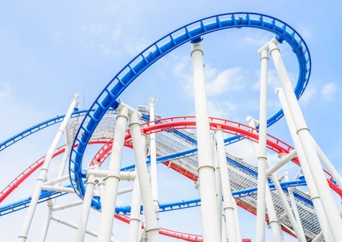 Montanha-russa em movimento descarrila e deixa um morto e vários feridos