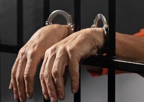 Brasileiro é preso por agredir esposa e atirar móveis pela janela de apartamento na Itália