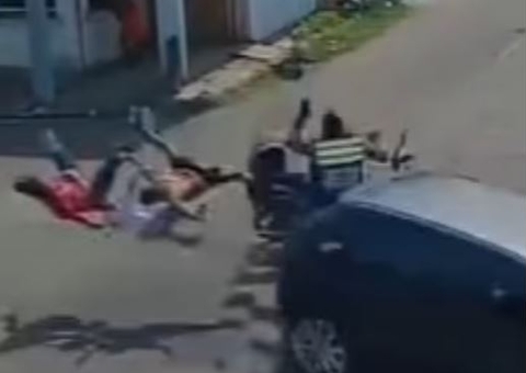 Criança e outras três pessoas 'voam' de moto durante acidente em Manacapuru