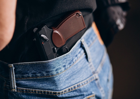 Homem leva tiro com a própria arma ao tentar assaltar PM