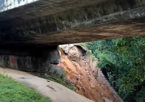Erosão e rachadura em base de ponte deixa motoristas temerosos em Manaus