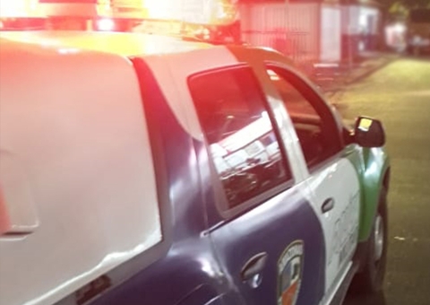 Dupla em motocicleta bate contra viatura da PM ao fugir após assalto em Manaus