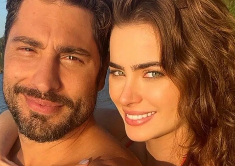 Rayanne Moras e Victor Pecoraro surgem aos beijos e trocam declarações apaixonadas: ‘minha vida’