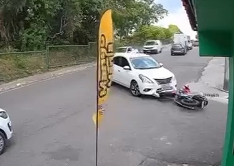  Moto em alta velocidade se choca com carro e motorista é arremessado no Parque 10