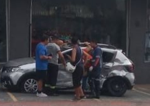 Carro é atingido em cheio em cruzamento no Vieiralves e fica destruído 