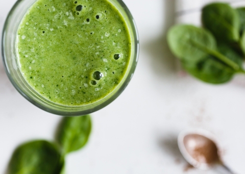 Conheça este suco detox verde que ajuda a diminuir o inchaço na barriga
