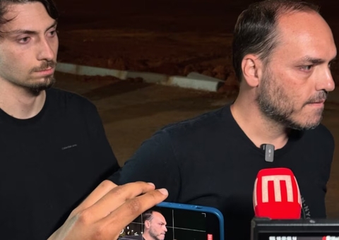 Filhos de Bolsonaro e fiéis fazem vigília por Bolsonaro e criticam STF: 'Perseguição'