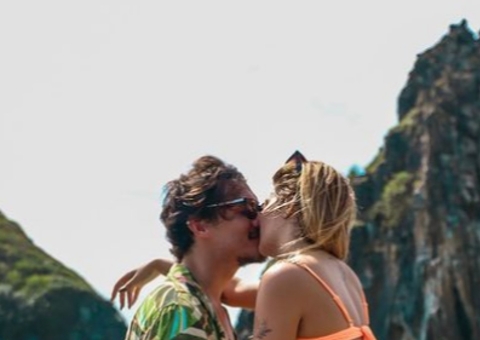 De fio-dental, ex-BBB Viih Tube leva apalpada de Eliezer em fotos aos beijos