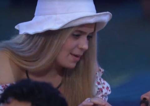 No banheiro, Viih Tube ouve Karol falando mal dela: ‘Cortei até a bost*'