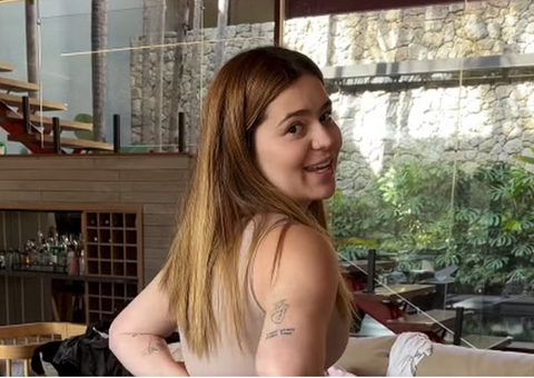 Viih Tube comemora vestir calça tamanho PP após cirurgia plástica