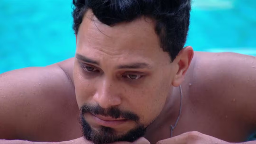 Vinícius chora sozinho na piscina após discussão com Aline no BBB
