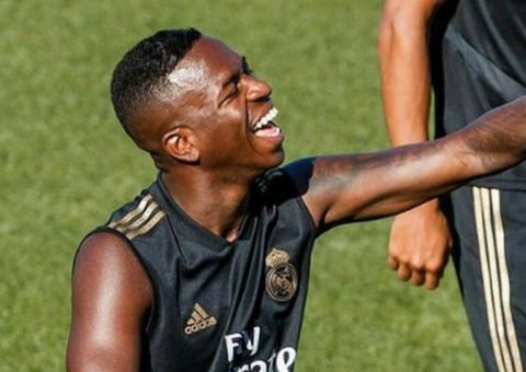Vinicius Júnior tem cartão vermelho anulado e pode jogar nesta quarta; Valencia é multado
