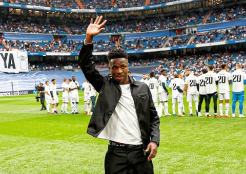 Aplausos no minuto 20, faixas e cartazes em apoio a Vinicius Junior marcam jogo do Real Madrid