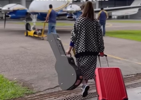 Violão de Marília Mendonça e mais pertences são retirados de avião